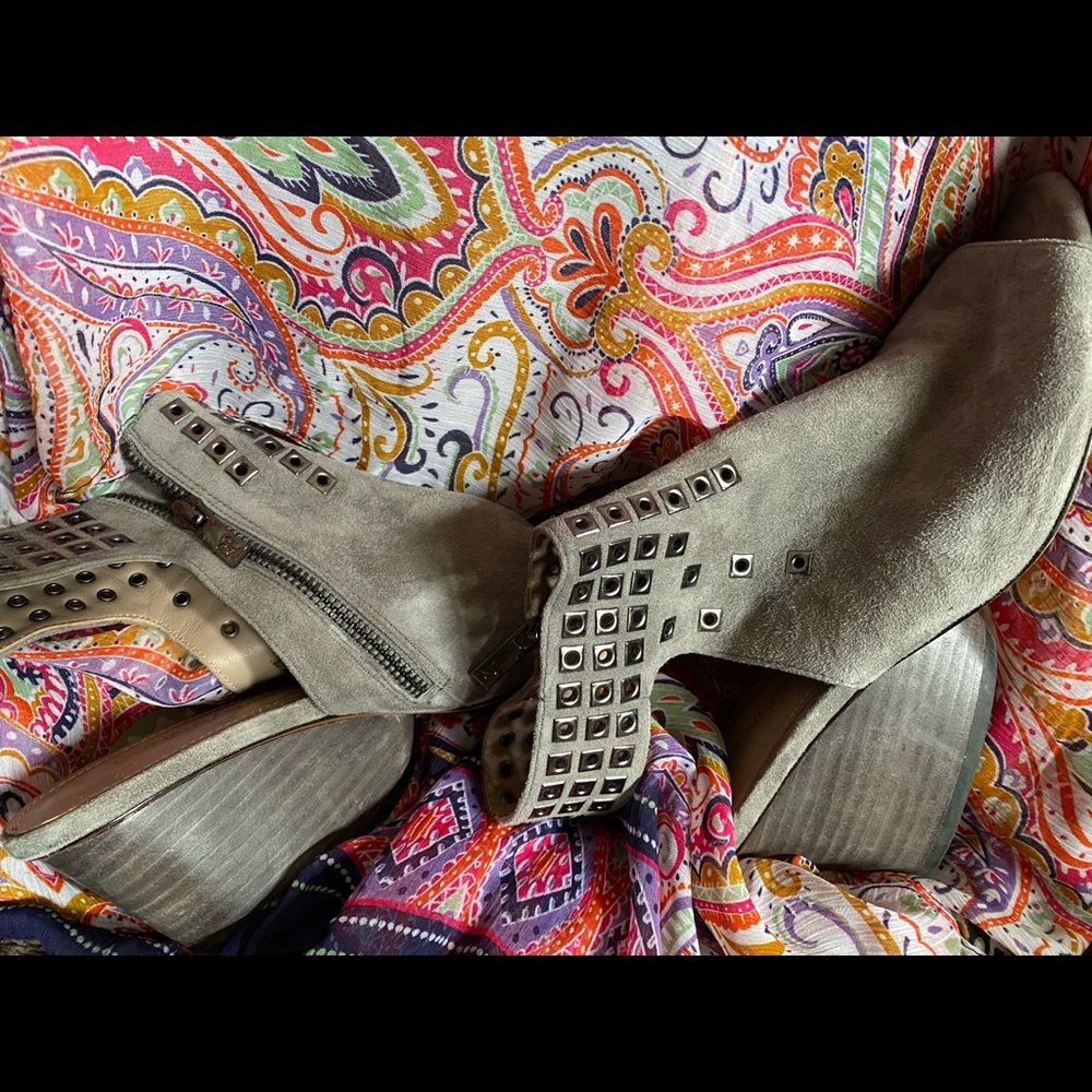 Donald Pliner heel. Beautiful - Picture 2 of 4